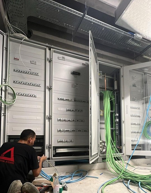 Tecnico al lavoro su quadri elettrici industriali